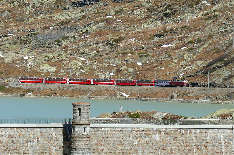 RhB - Bernina- Express 973 von St.Moritz nach Tirano am 12.10.2008 am Lago Bianco mit Triebwagen ABe 4/4 III 56 + ABe 4/4 III 51 - Api - Api - Bp - Bp - Bp - Bp
