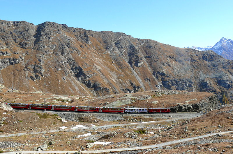 RhB - Bernina- Express 973 von St.Moritz nach Tirano am 12.10.2008 bei Scala mit Triebwagen ABe 4/4 III 56 + ABe 4/4 III 51 - Api - Api - Bp - Bp - Bp - Bp. Hinweis: Hinter dem 3. Panoramawagen ist die alte Scala-Kurve zu sehen. Unter dem 3. Panoramawagen befand sich auch die Scala-Unterfhrung der alten Scala-Kurve.
