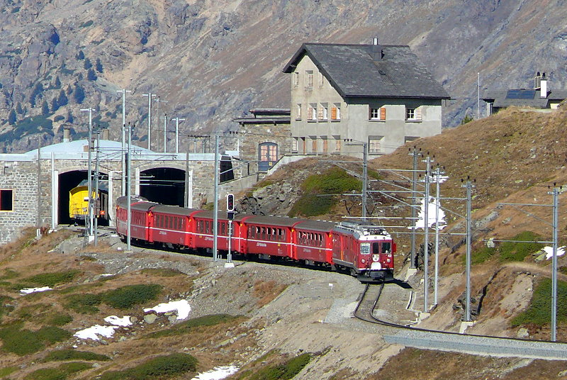 RhB - Regionalzug 1627 von St.Moritz nach Tirano am 12.10.2008 Ausfahrt Ospizio Bernina mit Triebwagen ABe 4/4 II 42 + ABe 4/4 II 41 - B - B - B - B - B - A - B
