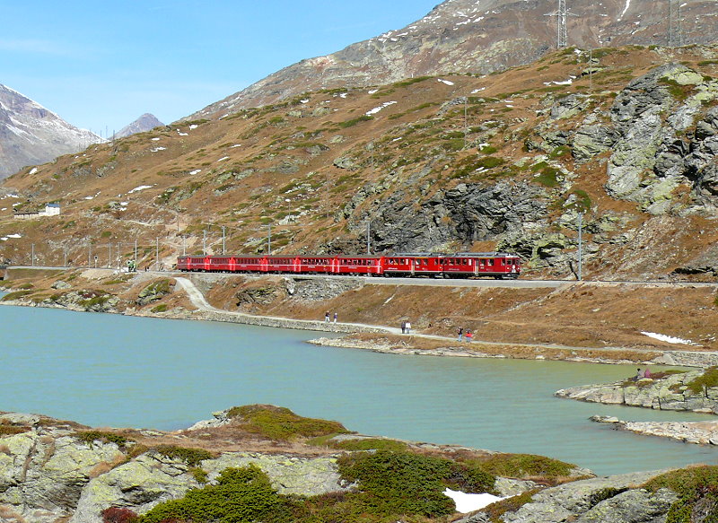 RhB - Regionalzug 1627 von St.Moritz nach Tirano am 12.10.2008 am Lago Bianco mit Triebwagen ABe 4/4 II 42 + ABe 4/4 II 41 - B - B - B - B - B - A - B
