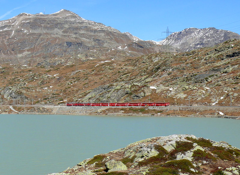 RhB - Regionalzug 1646 von Tirano nach St.Moritz am 12.10.2008 am Lago Bianco mit Triebwagen ABe 4/4II 47 - ABe 4/4II 43 - AB - BD - B - B - B - B
