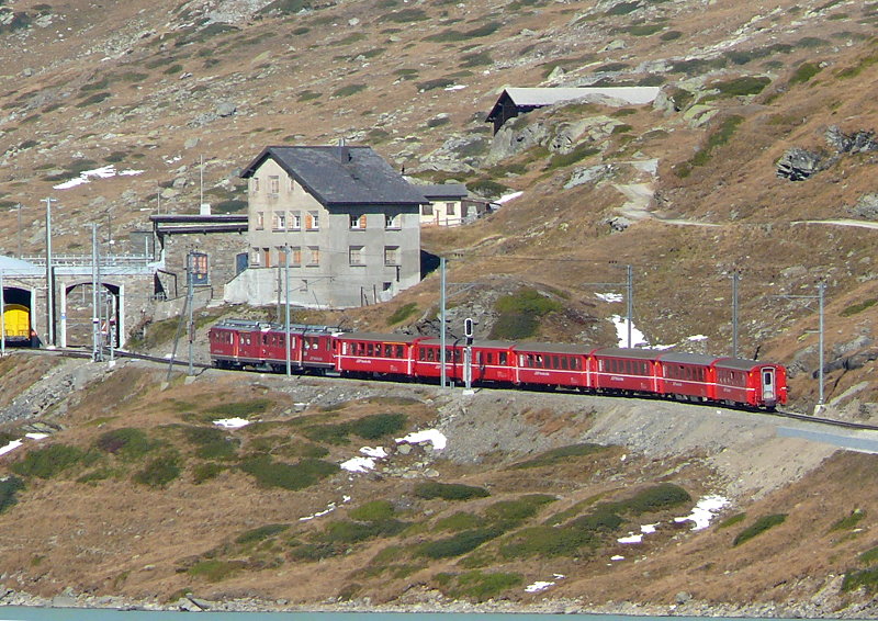 RhB - Regionalzug 1646 von Tirano nach St.Moritz am 12.10.2008 Einfahrt Ospizio Bernina mit Triebwagen ABe 4/4II 47 - ABe 4/4II 43 - AB - BD - B - B - B - B
